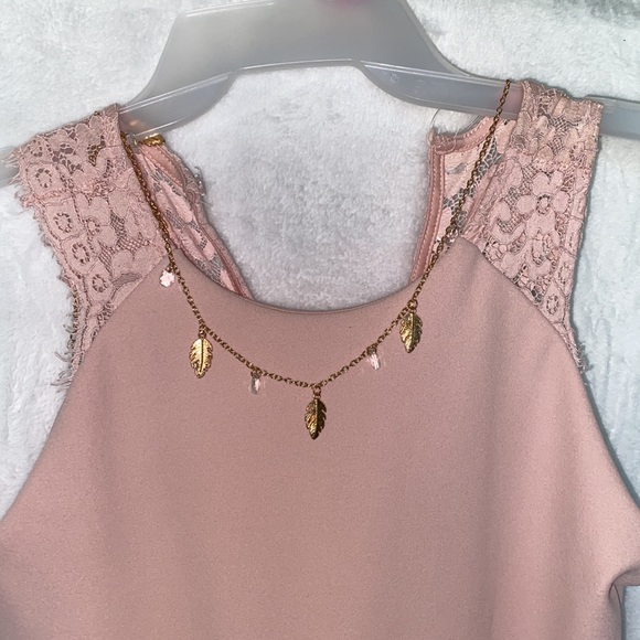 NWT DILLARDS PINK MAROON/PURPLE LACE DRESS WITH BELT AND NECKLACE - Picture 2 of 5
